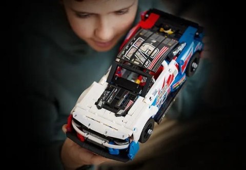 42153 - LEGO Technic - Nowy Chevrolet Camaro ZL1 z serii NASCAR®