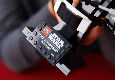 75327 - LEGO Star Wars - Hełm Luke'a Skywalkera™ - Czerwony Pięć